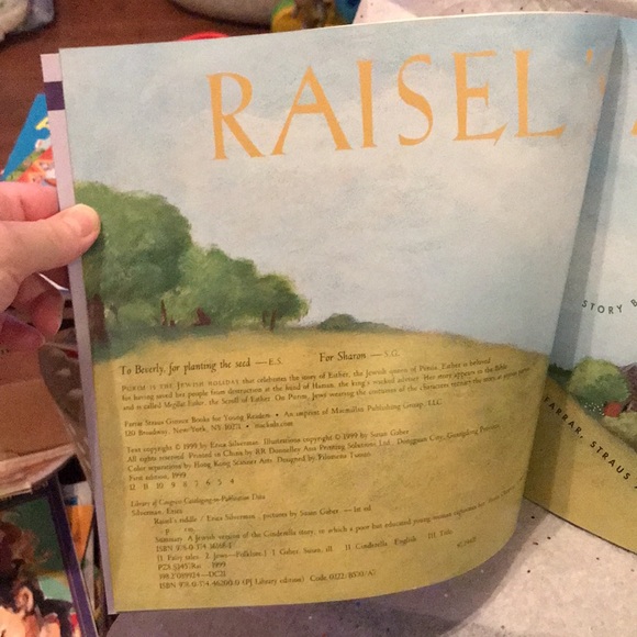 🎉2/15.00🎉 Raisel’s Riddle, like new gift giving condition book, PJ Library - Picture 6 of 9